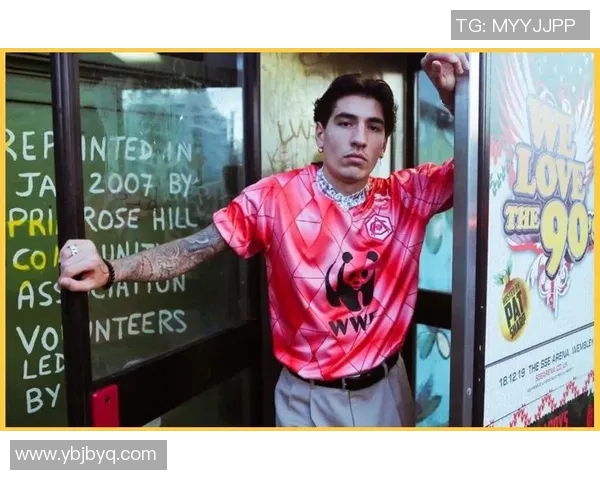 足球明星入场前的时尚穿搭揭秘引领潮流的球场风格与个人魅力展示 足球明星入场前的时尚穿搭揭秘引领潮流的球场风格与个人魅力展示